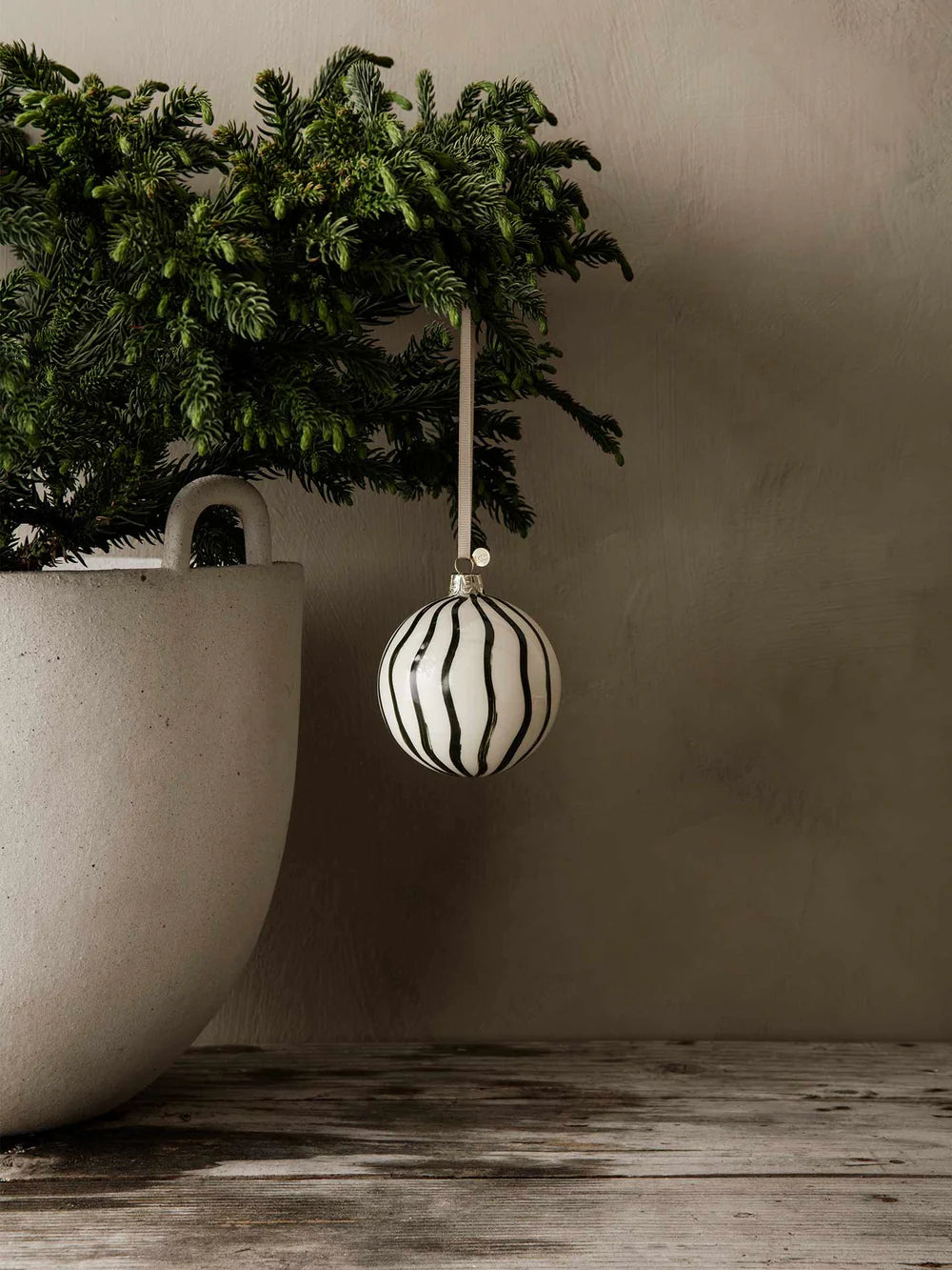 Weihnachtsbaumkugeln Lines, dark green, 4er Set, ferm Living