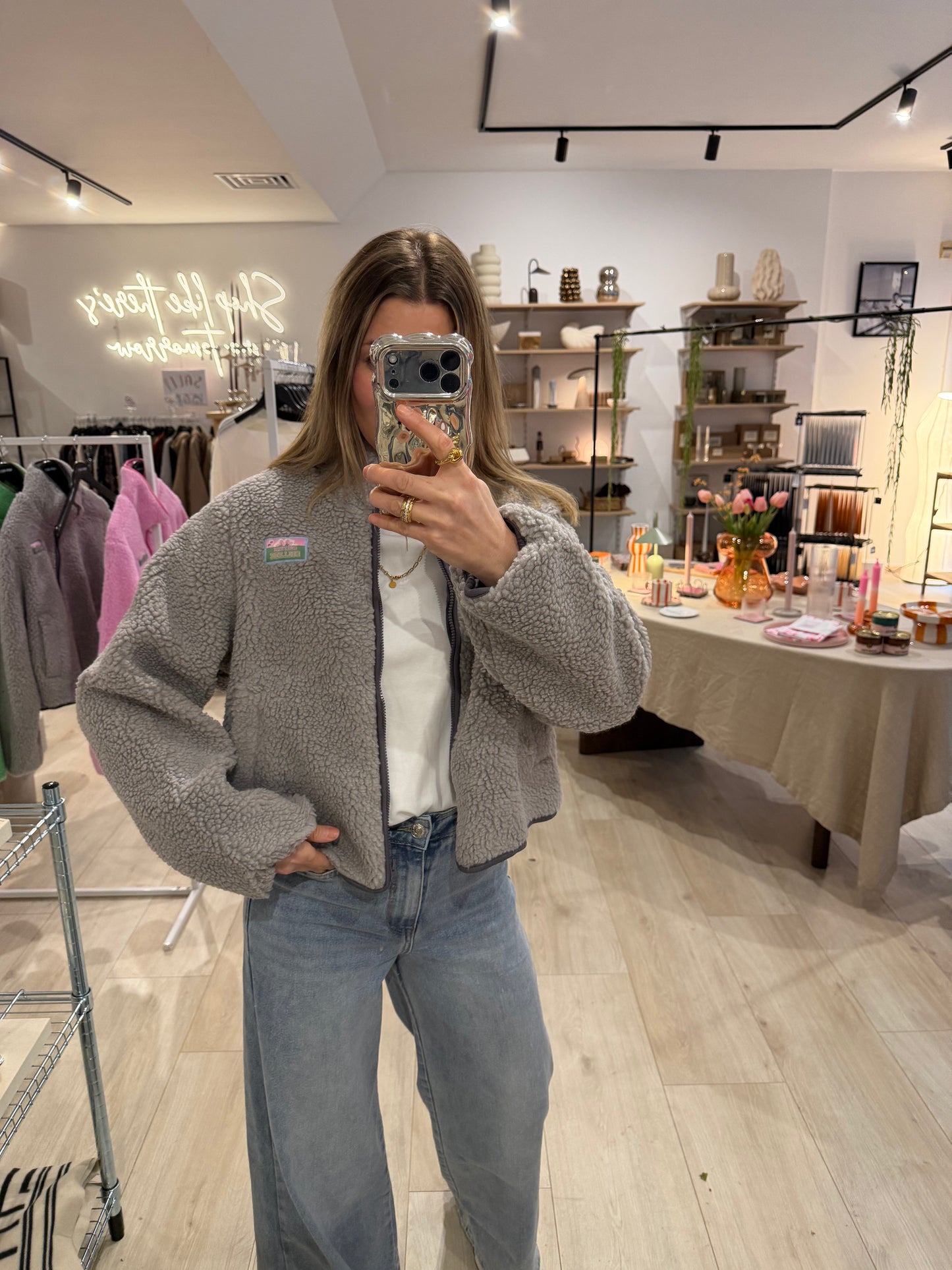 Teddyjacke grau, Culture