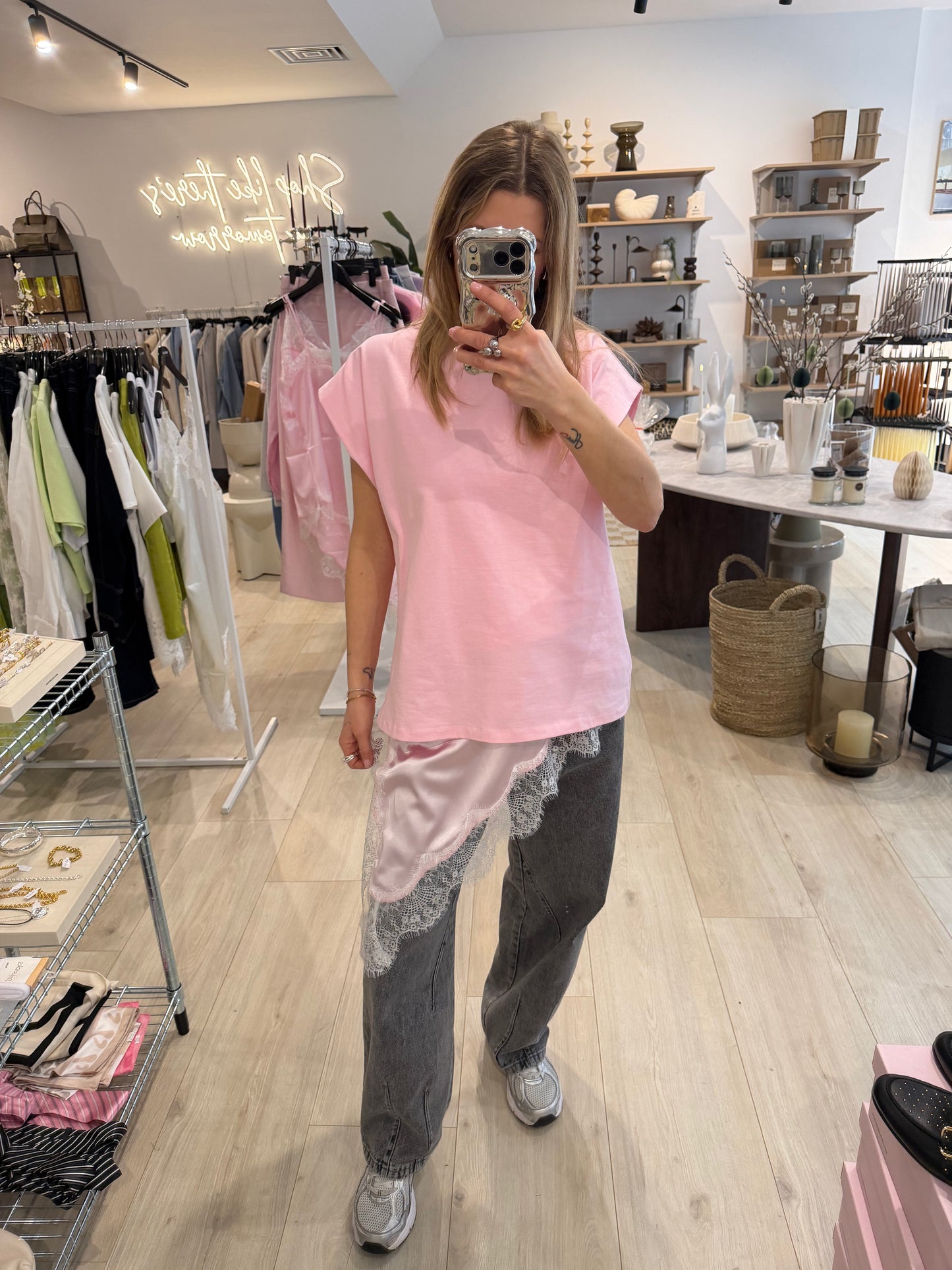 Lacekleid rosa