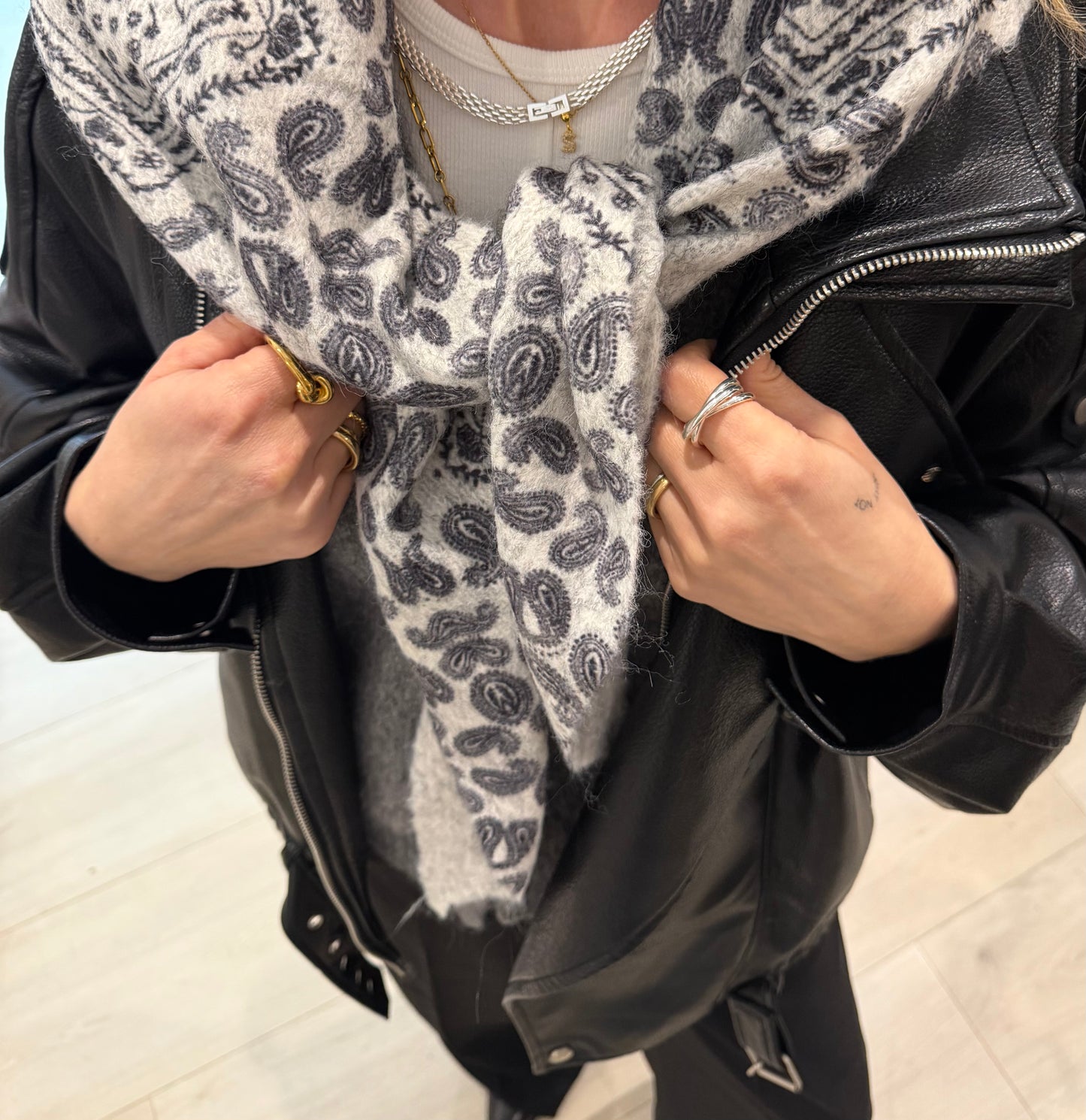 Tuch Paisley Grau