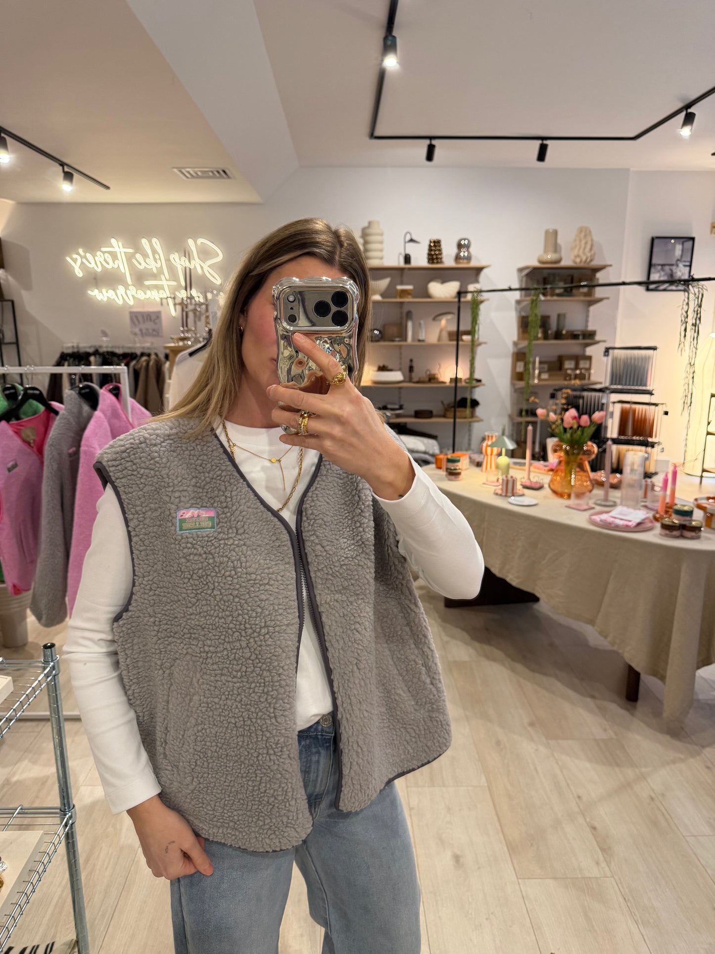 Teddyweste Grau, Culture