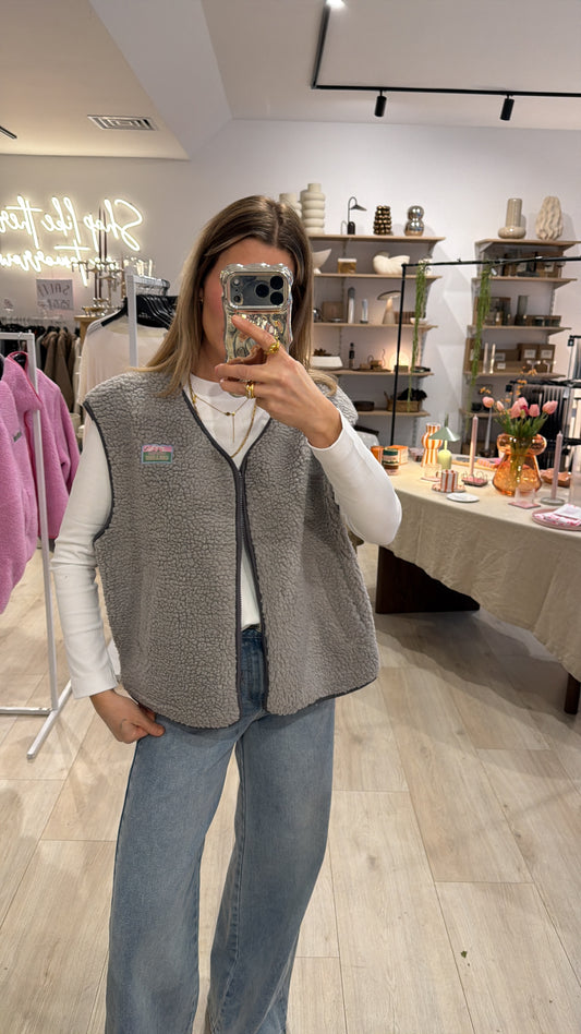 Teddyweste Grau, Culture