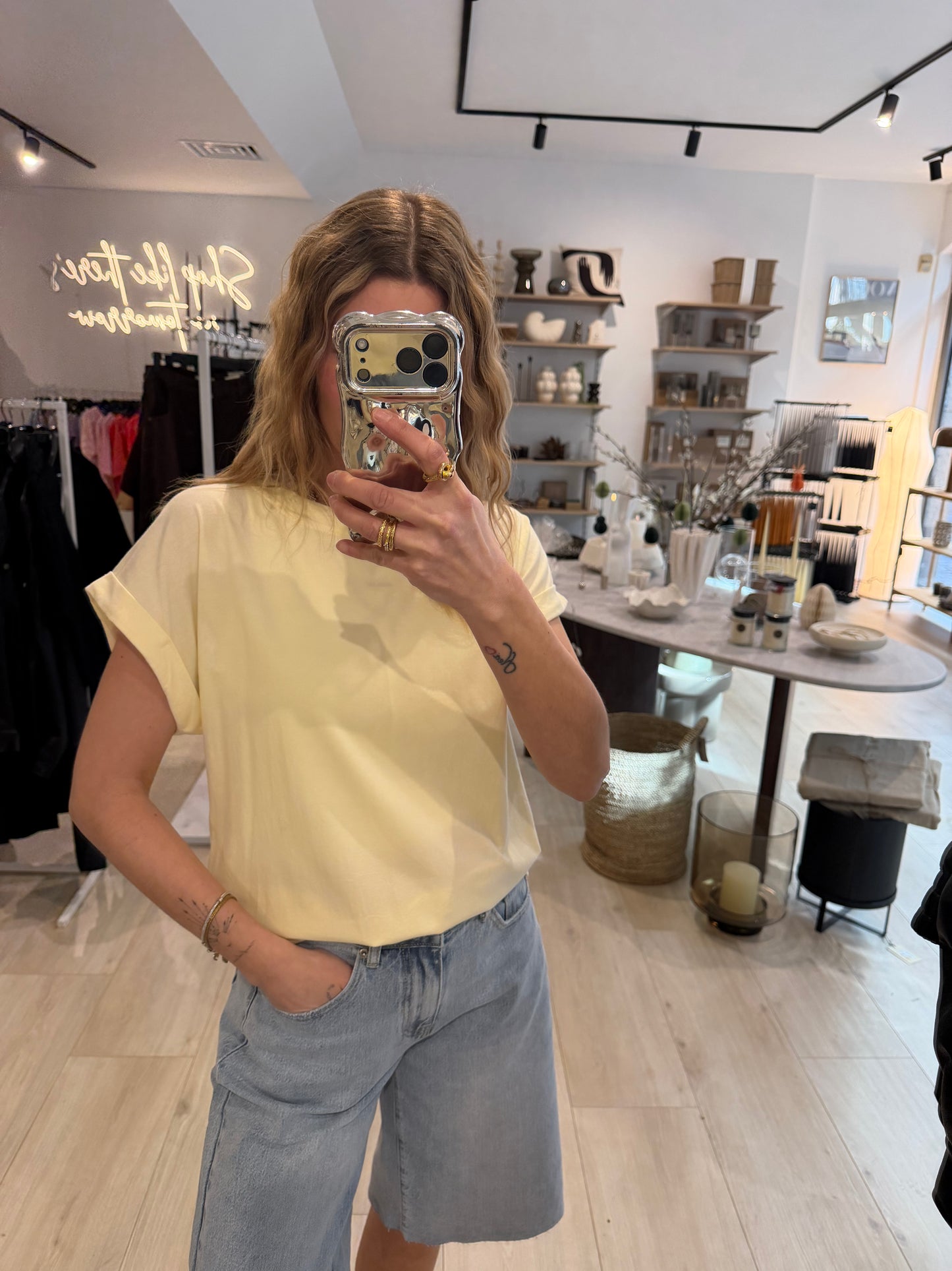 T-Shirt butter yellow