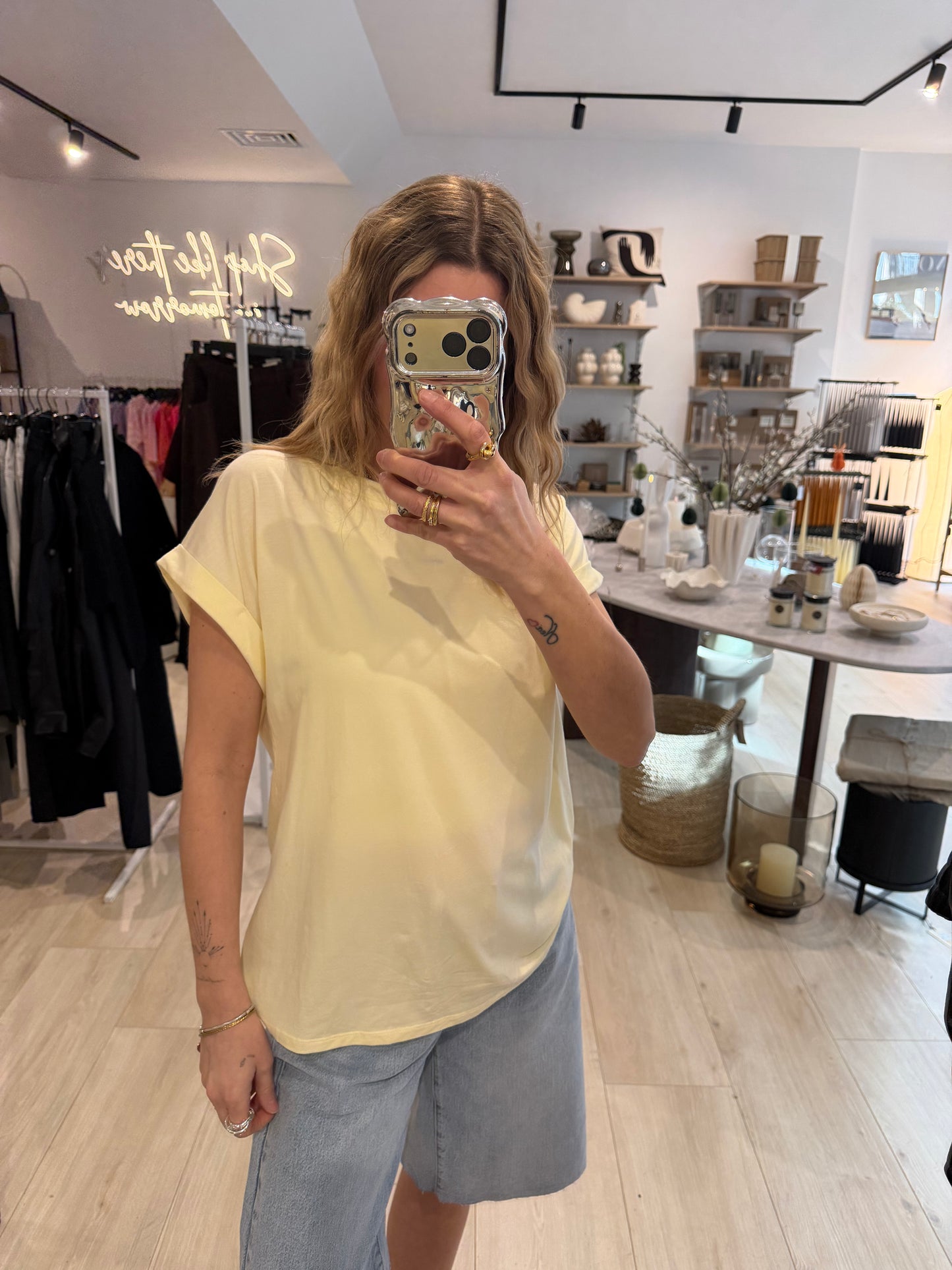 T-Shirt butter yellow